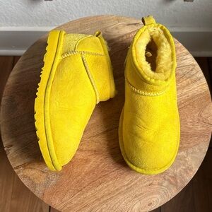 UGG Canary Yellow Classic Ultra Mini Boots girls sz: 1